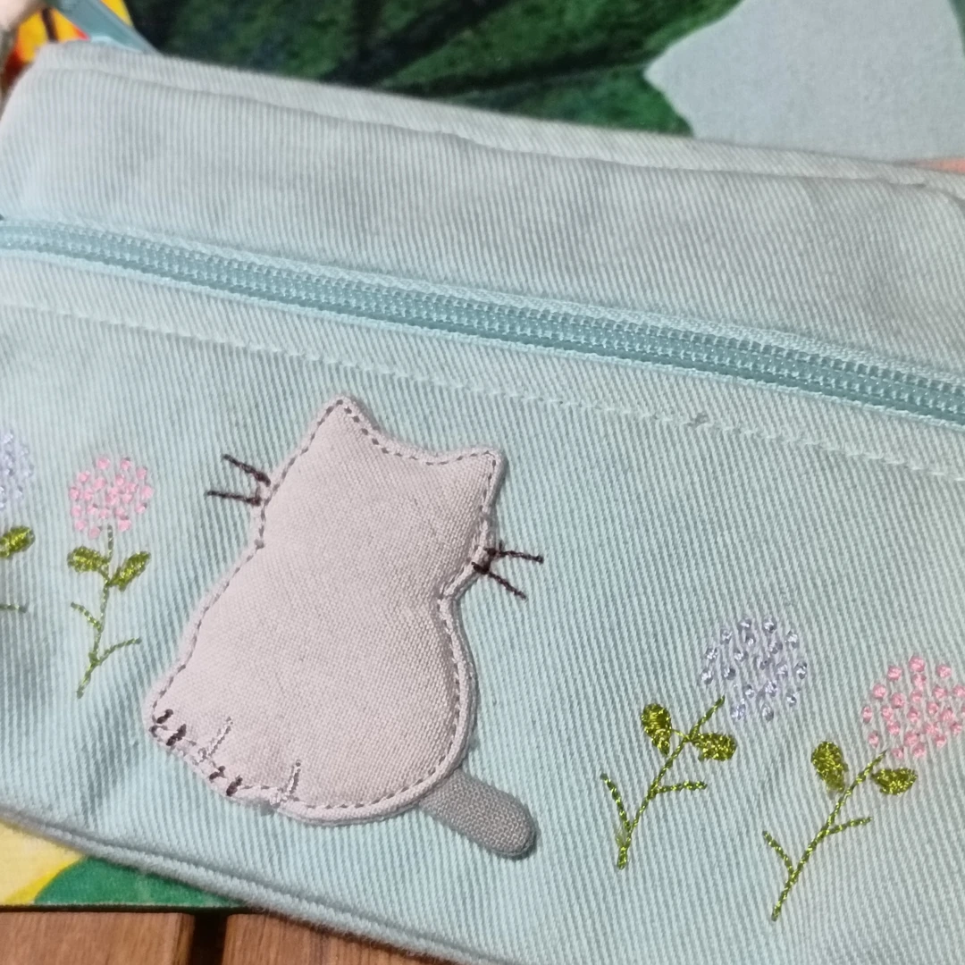 卡拉猫手拿零钱包