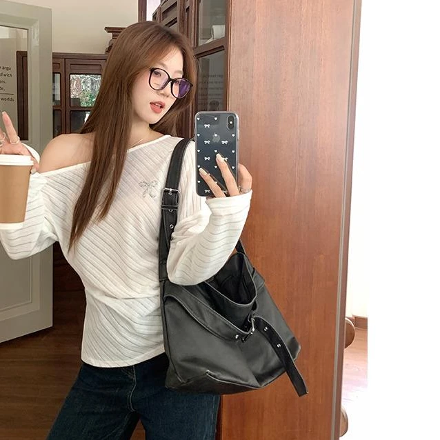 轻奢潮牌纯欲斜肩针织长袖T恤女早秋宽松防晒罩衫不规则露肩上衣