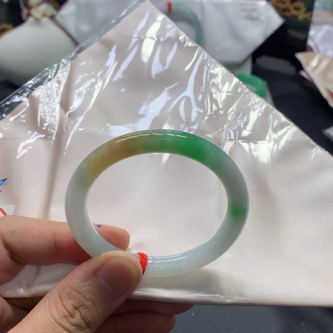 翡翠手镯未镶嵌翡翠