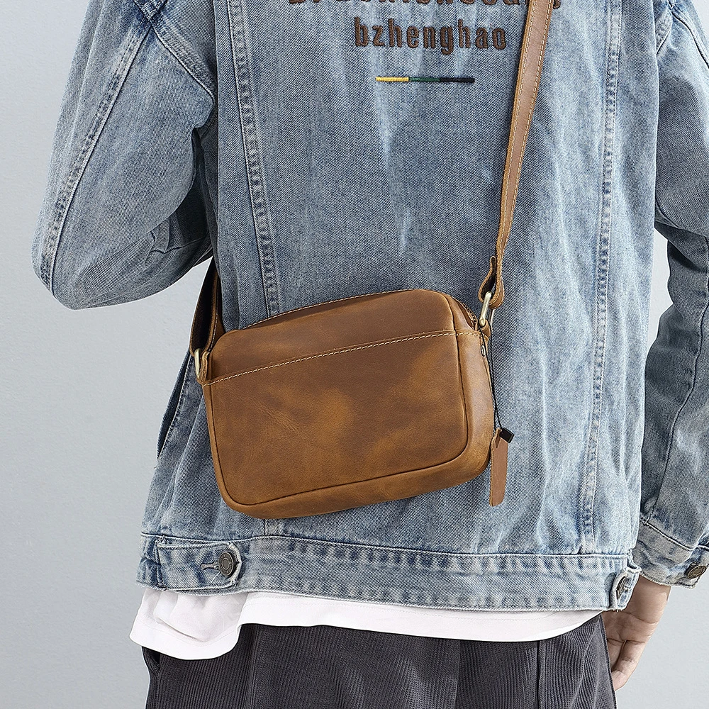 新款便携小巧男士斜挎包头层牛皮小包疯马黄牛皮邮差男款单肩