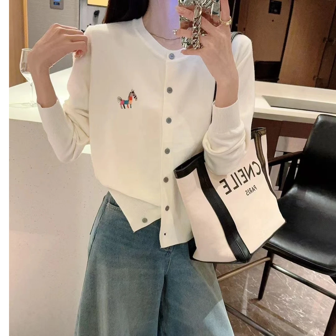 6990-早秋圆领针织开衫女宽松软糯刺绣小马毛衣针织衫显瘦百搭