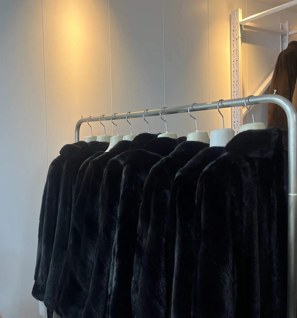 “黑色系”福利款，貂皮大衣