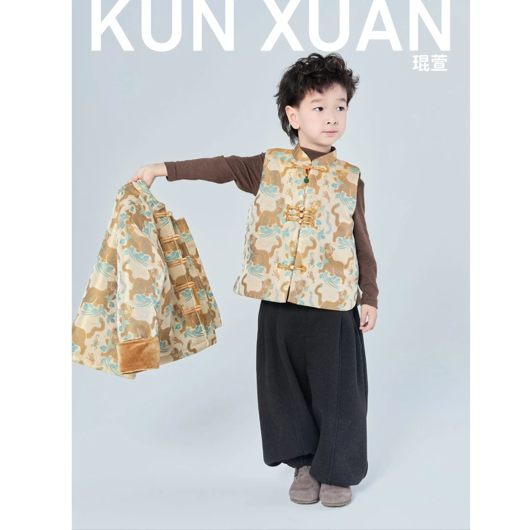 【琨萱】“小老虎”24春款男童新中式国风织锦缎虎镇五毒马甲AU57S081
