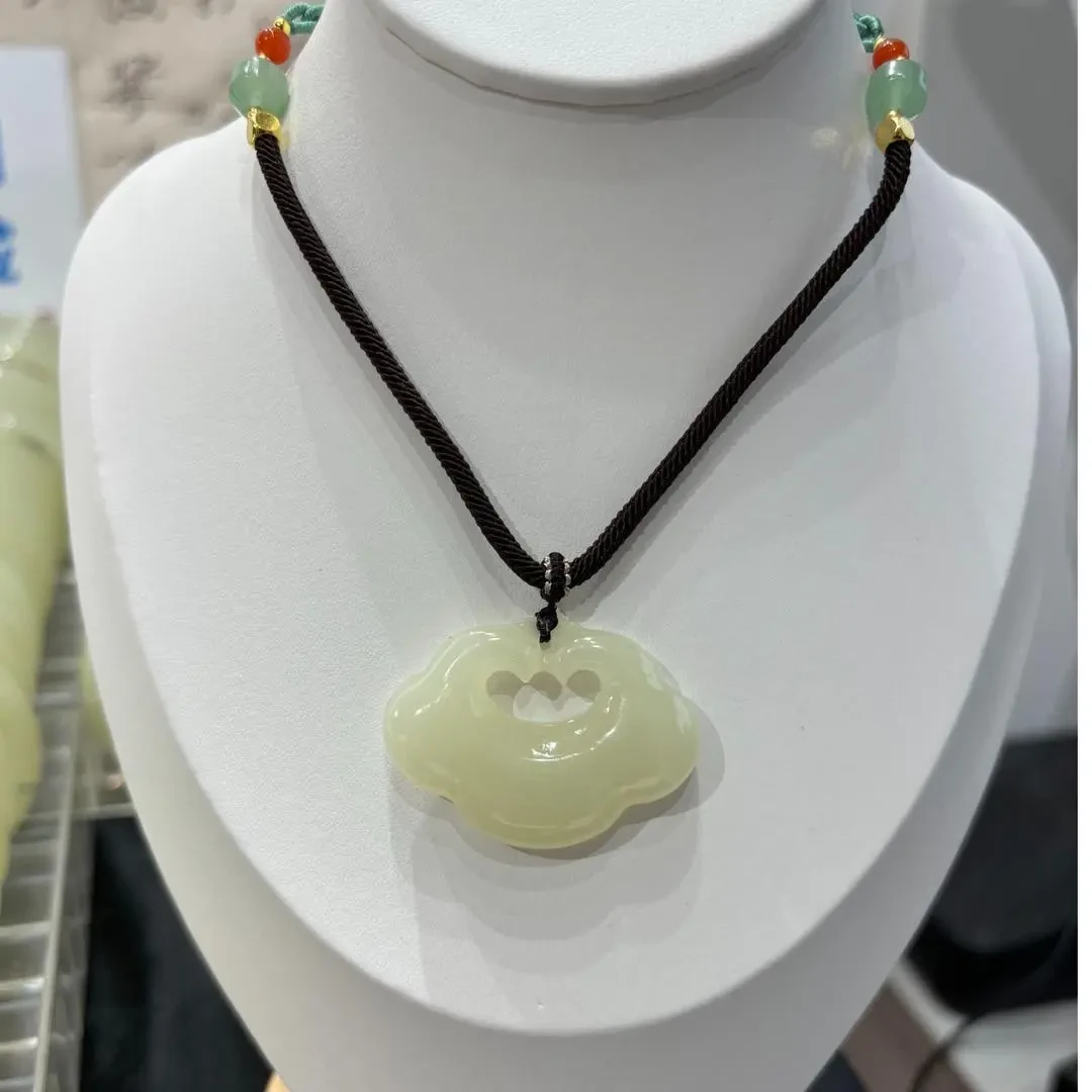 新疆天然玉石和田祥云锁吊坠