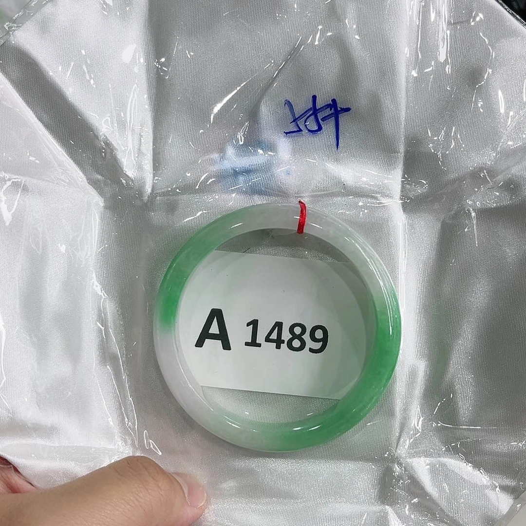 翡翠手镯未镶嵌手镯