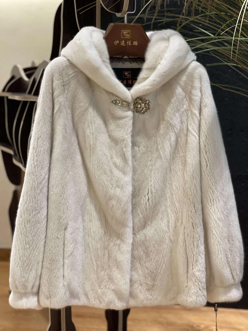 米黄连帽纽扣休闲白带时尚水貂外套