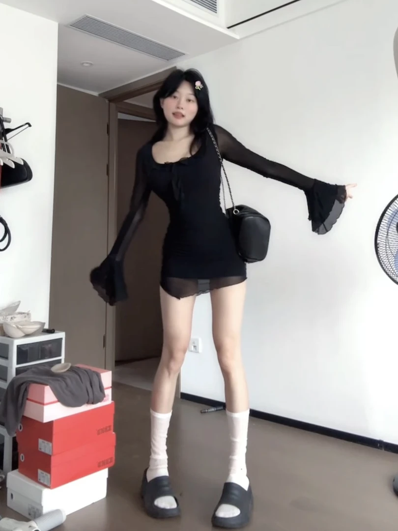 【卷卷家】网纱喇叭袖连衣裙女秋季新款性感褶皱掐腰收腰包臀短裙