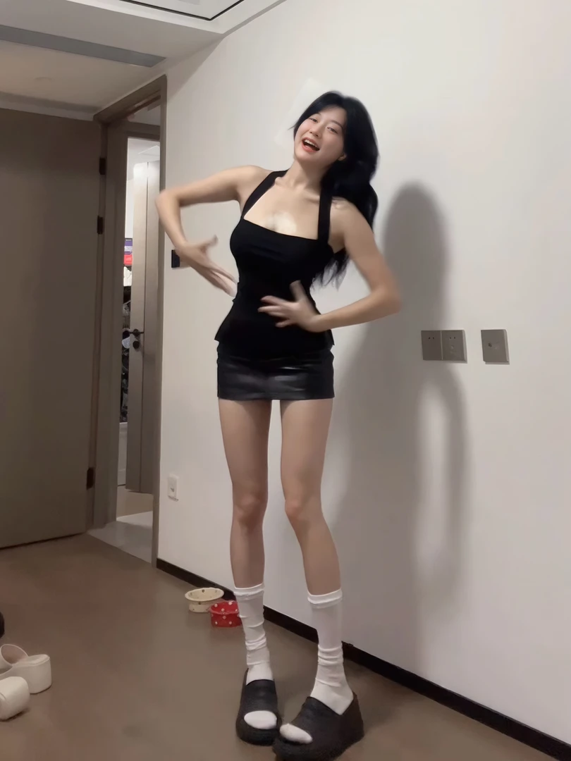 【卷卷家】黑色挂脖掐腰侧开叉又纯又欲夏季气质无袖上衣梨形身材