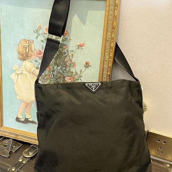 大吉中古/Prada黑银降落伞斜挎包
