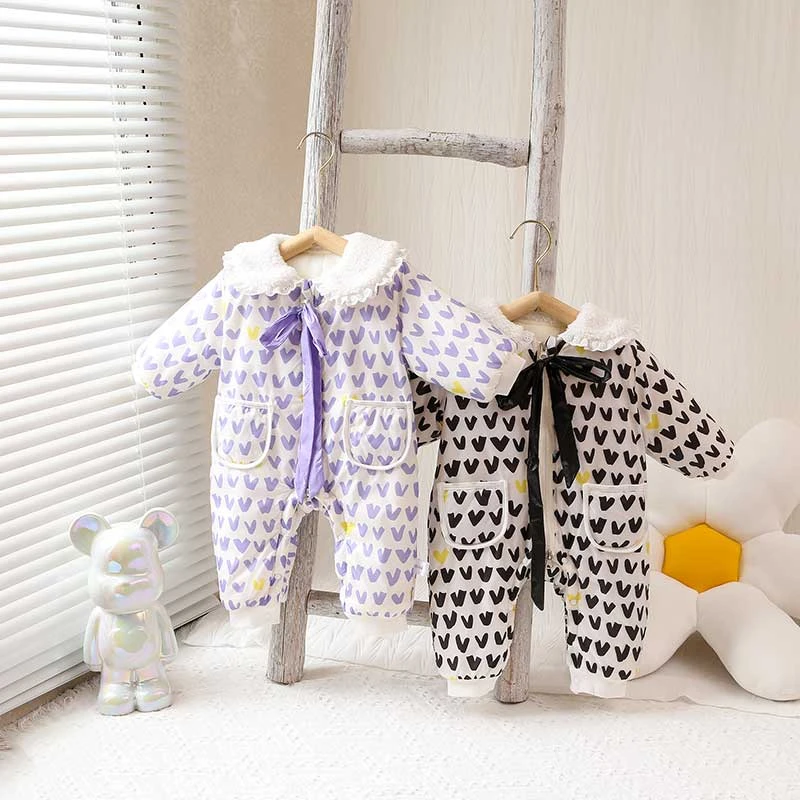 女宝新款娃娃领领结棉哈衣连体衣满印爱心外出服
