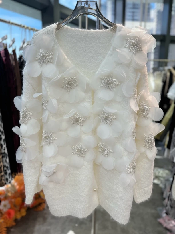 白色开衫花朵毛衣