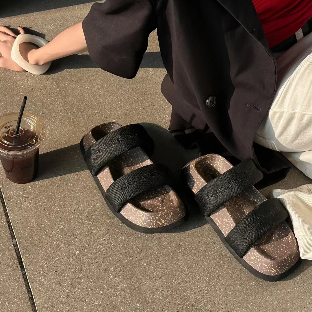 MM欧洲站字母休闲夏季2024露趾时尚外穿厚底凉拖女踩屎感一字拖潮