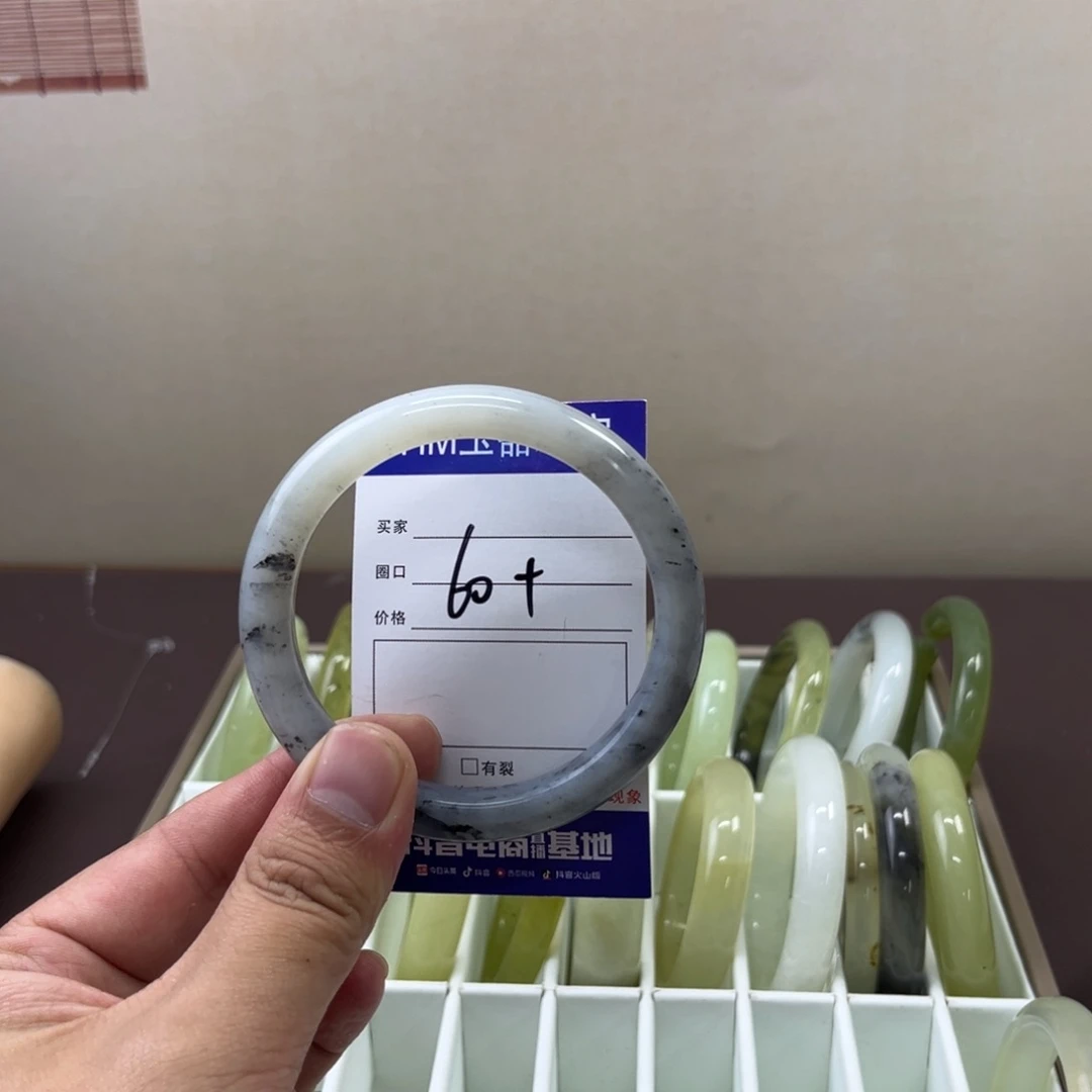 蛇纹石玉手镯未镶嵌18