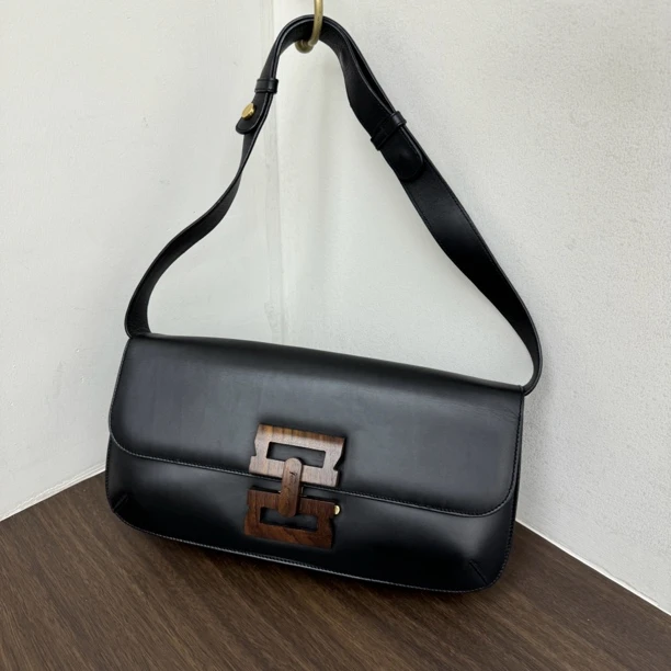 95新 FERRAGAMO/菲拉格慕 觅时/木扣皮面腋下/113360