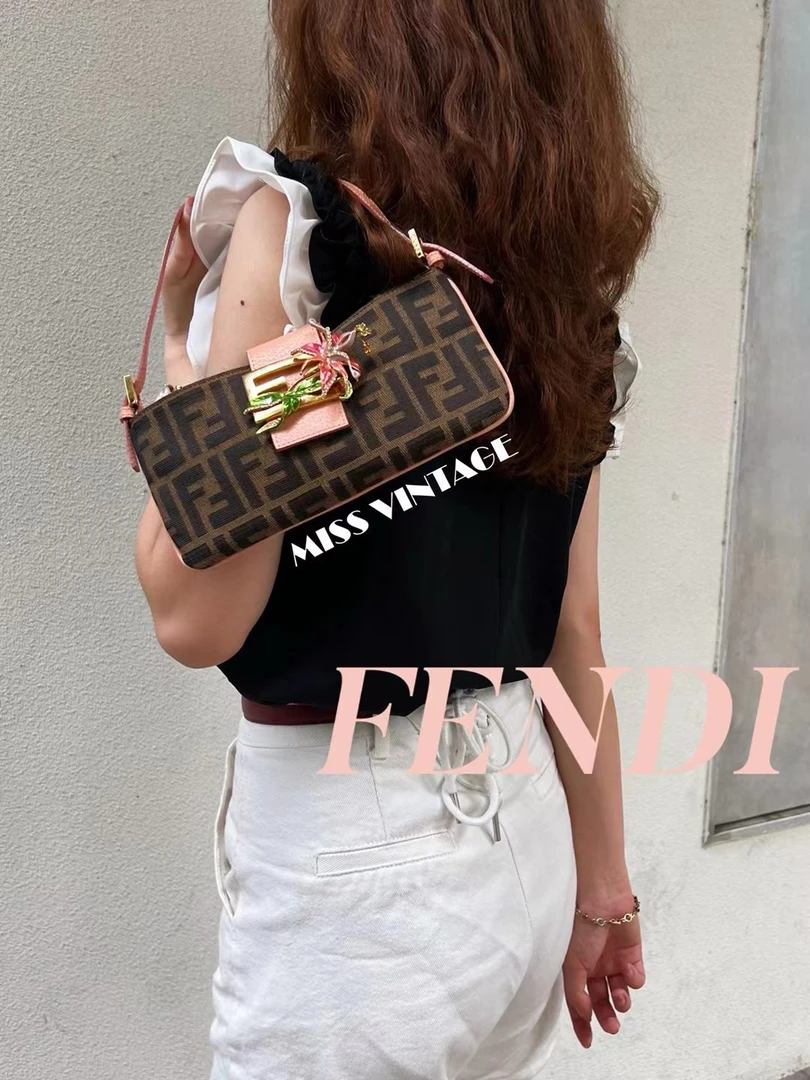 90新 FENDI/芬迪 觅时/fendi/七宝烧珐琅扣老花腋下包/108458