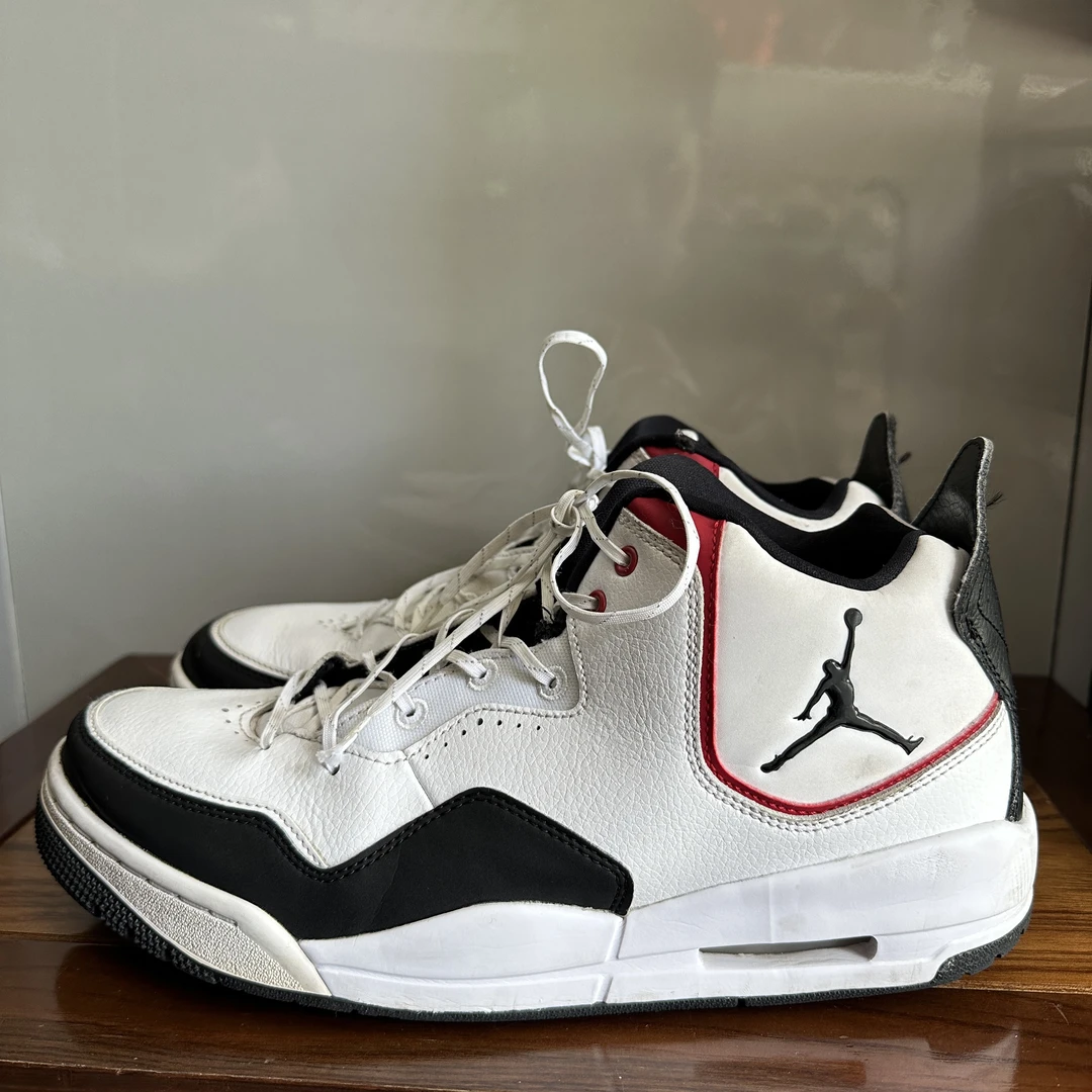 43码aj23黑白红经典配色休闲篮球鞋，无原盒鞋帮小磨损