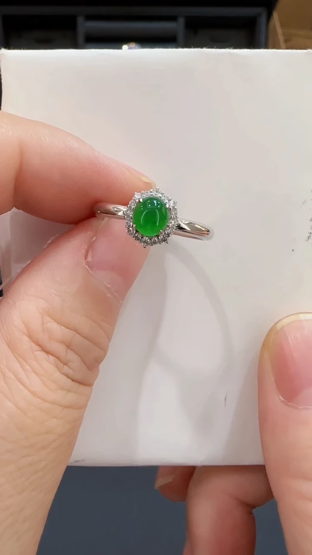 【闪购商品】缅甸A货翡翠18K钻石镶嵌满绿蛋面戒指