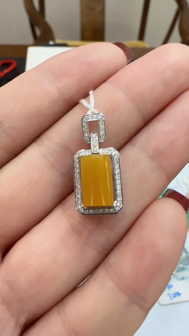 【闪购商品】翡翠吊坠(不含链)18K金镶嵌缅甸A货翡翠黄翡挂件