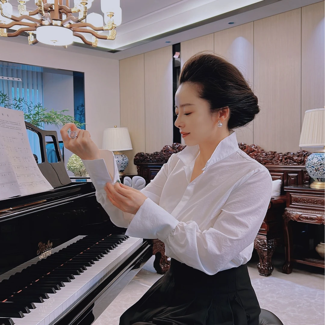 沉默 裳知性立领绿扣白色衬衫