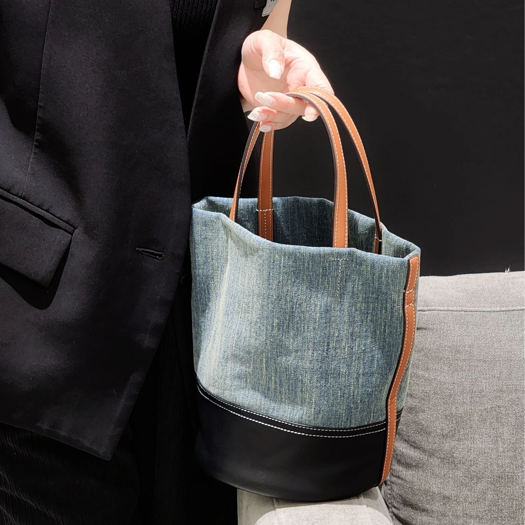 百搭潮流小众休闲牛仔布拼牛皮水桶包黑白条纹手提单肩斜挎包时尚