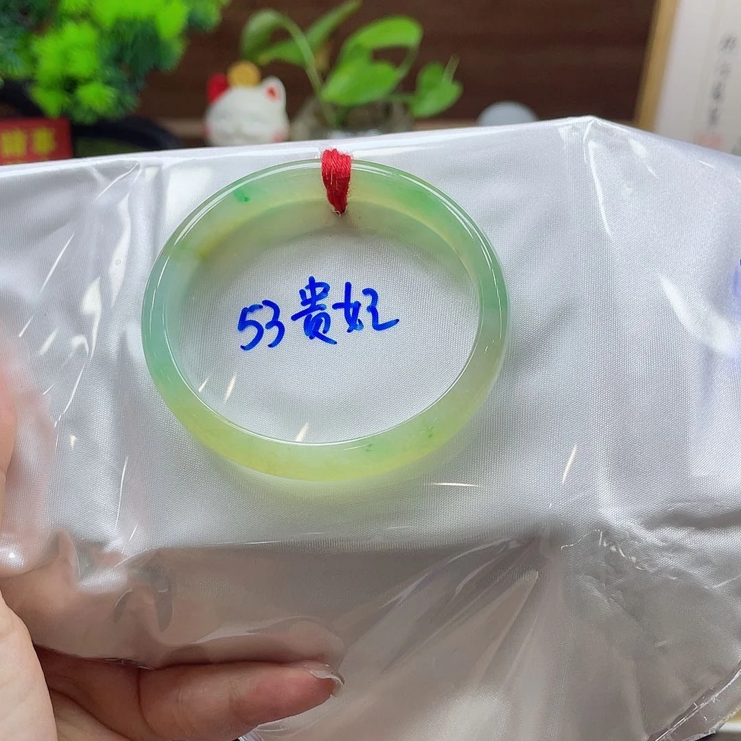 翡翠手镯未镶嵌举**得