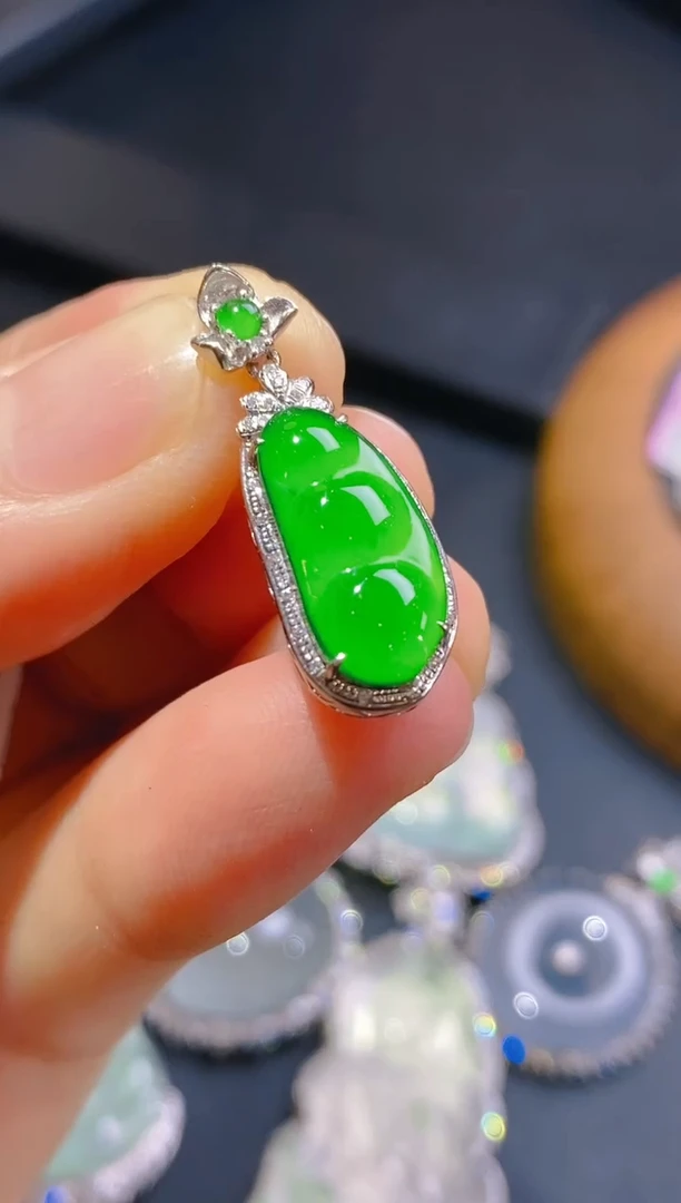 【闪购商品】翡翠吊坠(不含链)18K金镶嵌福豆