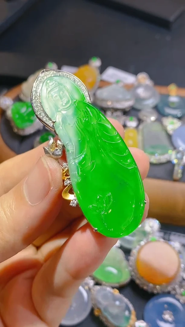 【闪购商品】翡翠吊坠(不含链)18K金镶嵌冰飘绿佛公