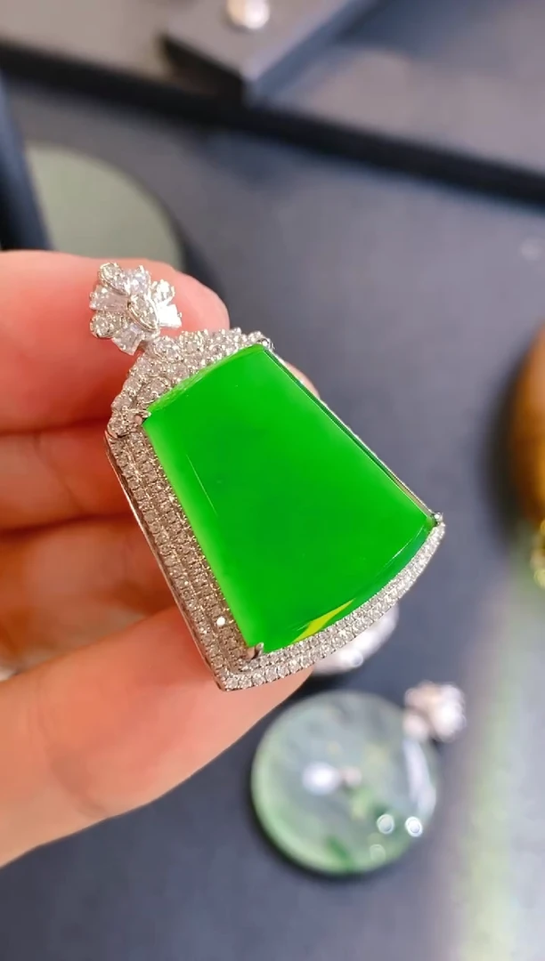 【闪购商品】翡翠颈饰18K金镶嵌冰满绿无事牌