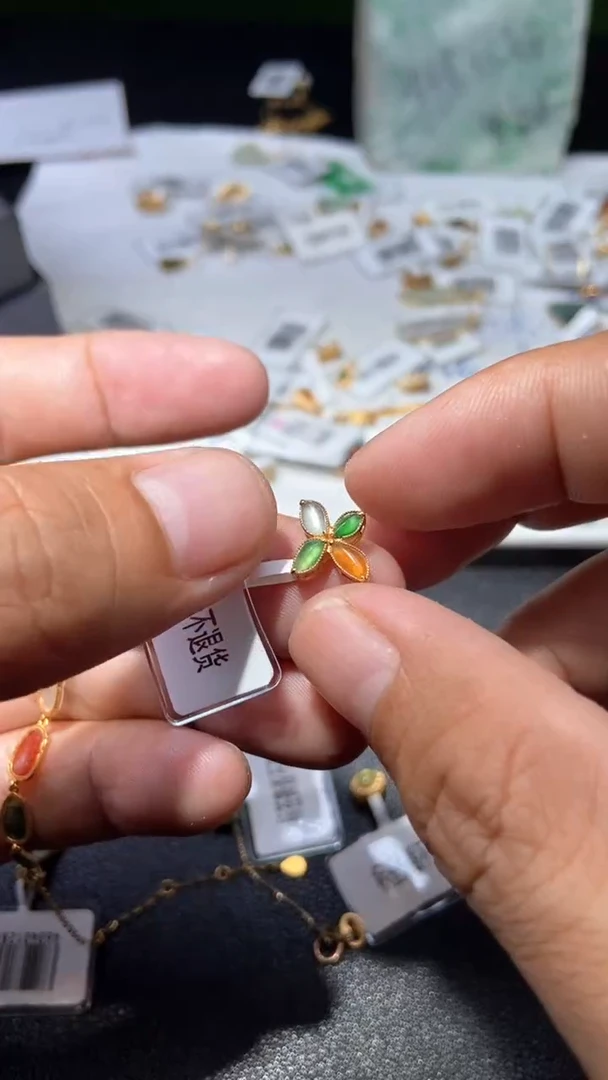 【闪购商品】翡翠吊坠(不含链)18K金镶嵌1