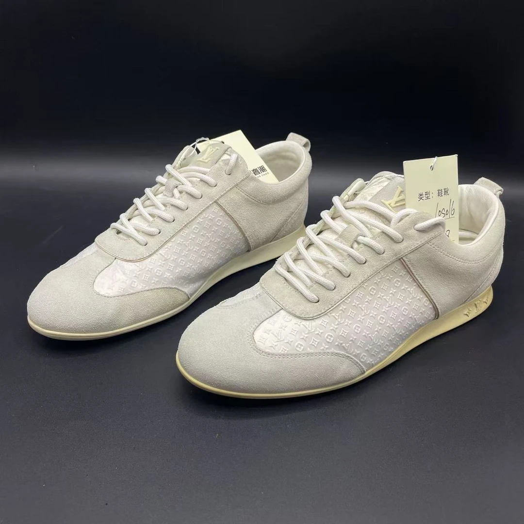 95新 LouisVuitton/路易威登 男士白色舒适板鞋 37.5码 los016