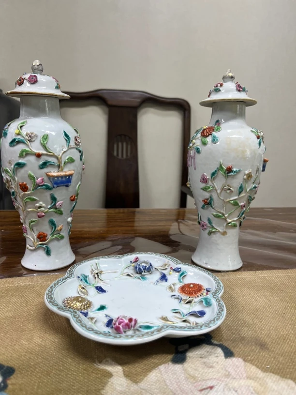 堆塑一对将军罐加一个盘