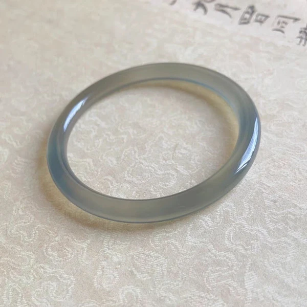 天然玛瑙手镯库里蓝冰灰色玉髓手镯少女款圆条玉镯子多样性发其一