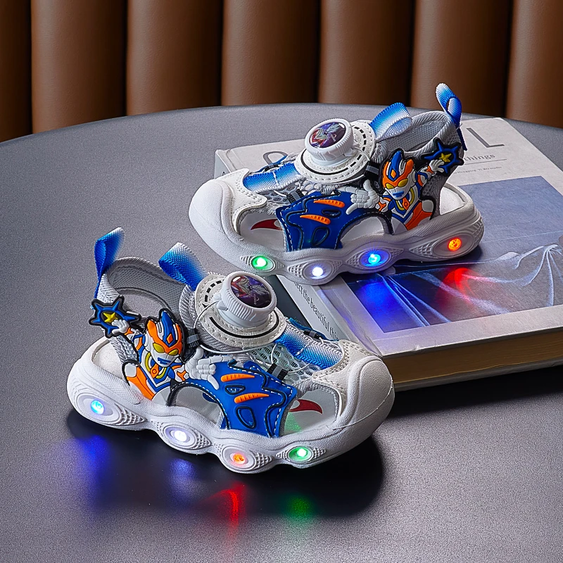 男童凉鞋带灯夏季新款儿童鞋透气软底中小童包头防滑旋转纽扣发光