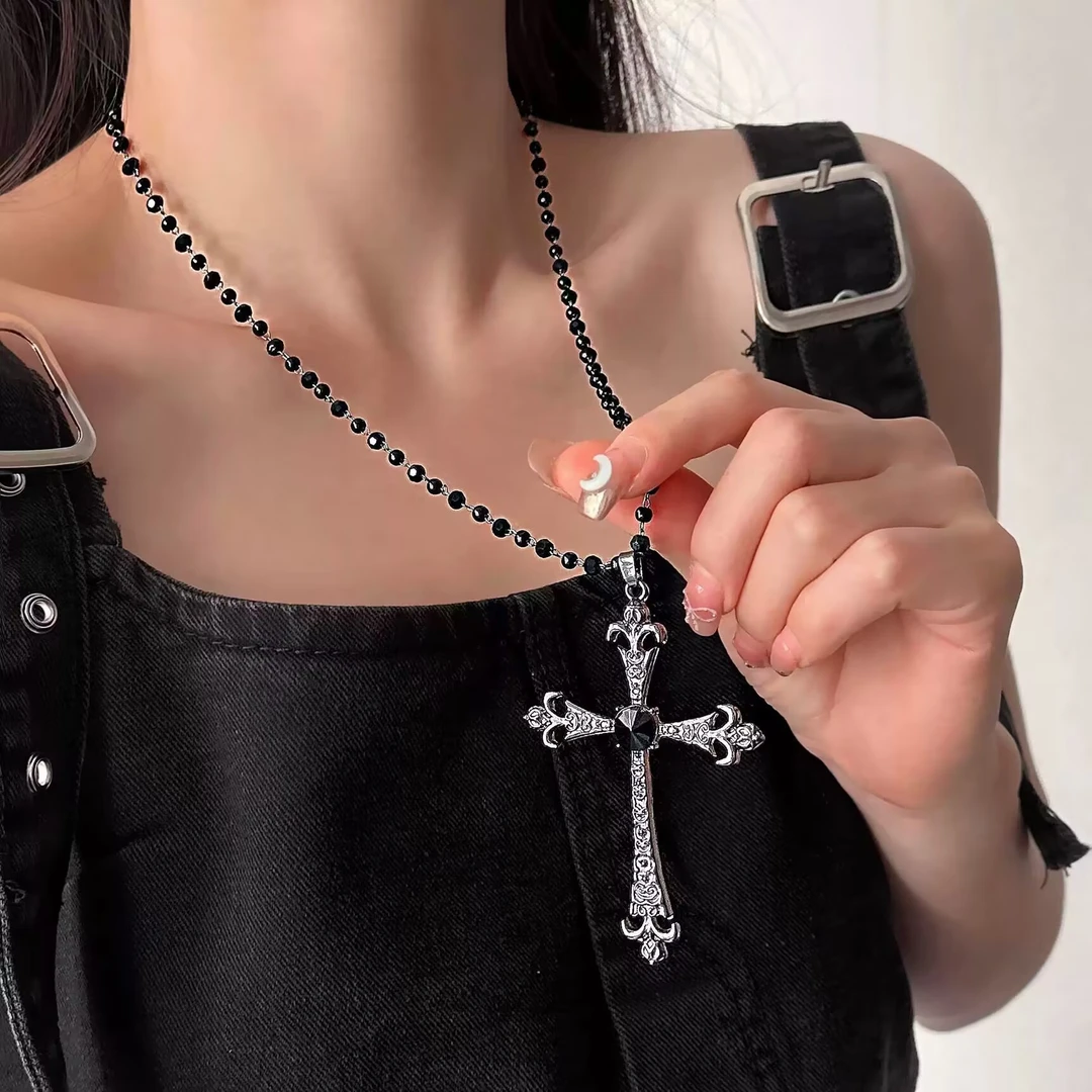 铜合金项链 黑色十字架项链女秋冬卫衣毛衣链长款轻奢高级感配饰