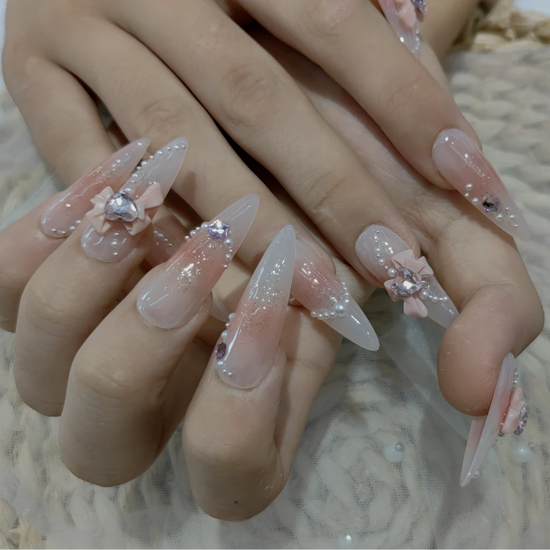 腮红渐变蝴蝶美甲款式