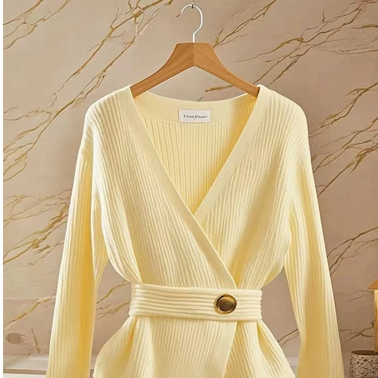 2024早秋新款小香风冷淡系高级感上衣设计感小众黄色毛衣针织衫女