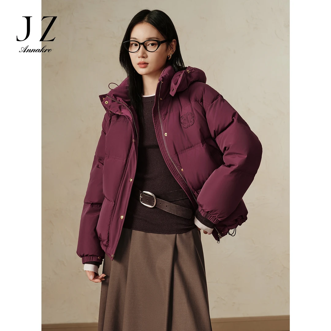 玖姿安娜蔻JTED03329休闲帽领抽绳保暖短款白鸭绒羽绒女装冬