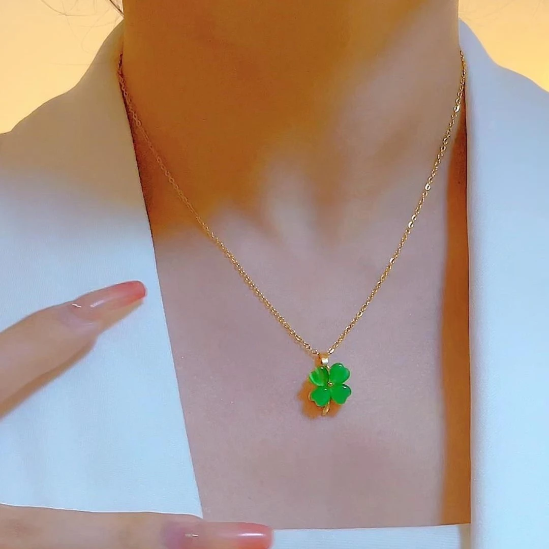 钛钢合成锆石项链 新款气质绿色猫眼石四叶花锁骨链时尚洋气