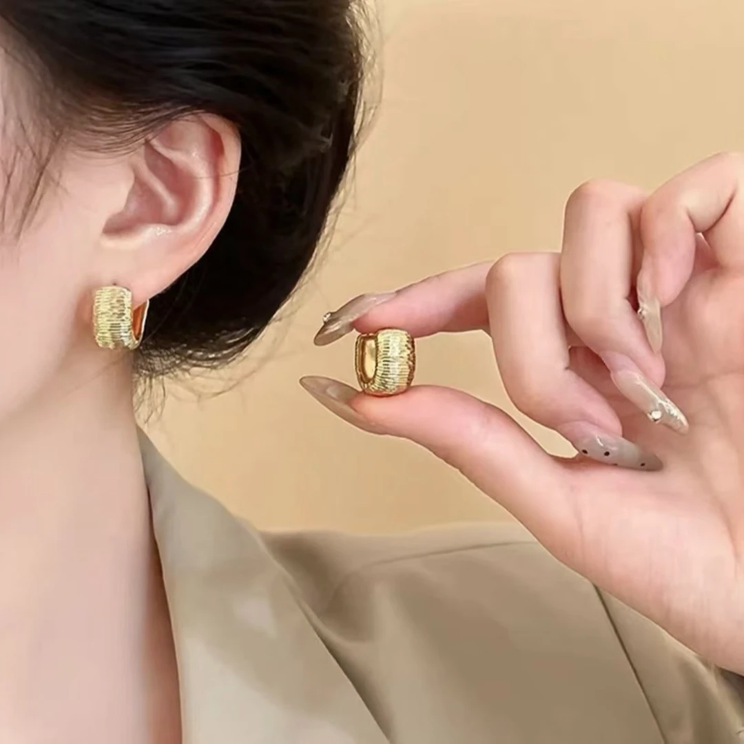 铜合金耳饰  2024新款爆款金色纹理耳扣女轻奢高级感耳钉百搭耳环