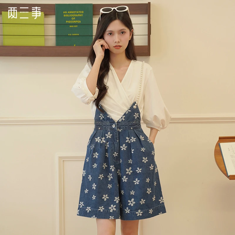 两三事落花凝玉休闲碎花印花串珠背带牛仔裤