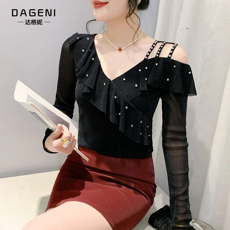 设计感别致网纱打底衫女长袖春秋新款洋气烫钻露肩上衣时尚蕾丝衫