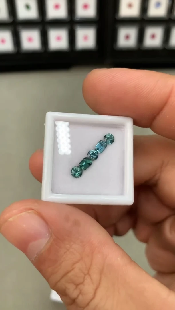 【闪购商品】定制蓝宝石裸石未镶嵌1.20ct 兰卡老烧绿蓝宝一盒