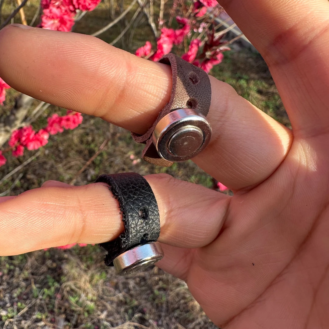 良弓飞羽正品牛皮强磁戒指头层高端牛皮快速上弹大小可调秒上钢珠