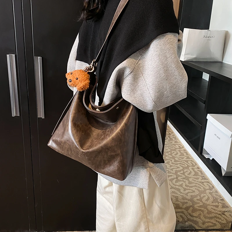 2024秋冬新款休闲软面简约大容量包包女时尚百搭通勤斜挎水桶包包