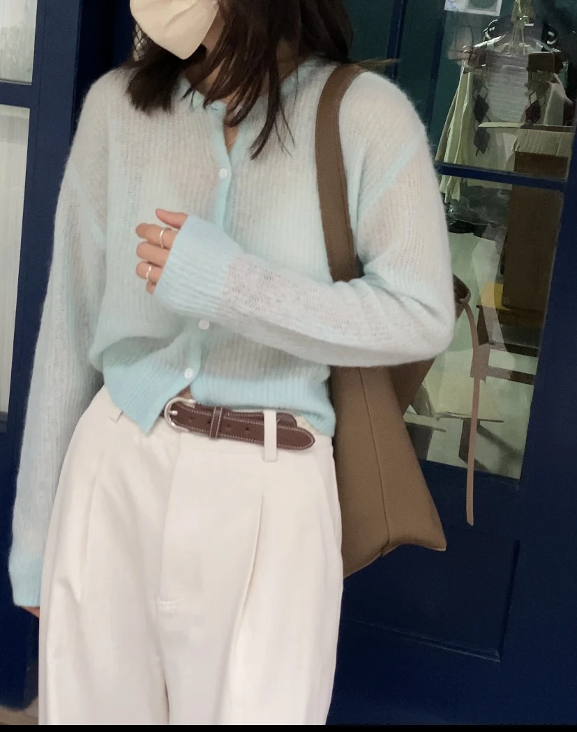 简约浅蓝五扣针织开衫