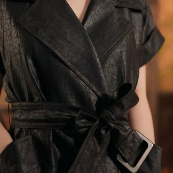 时尚设计师款气质显瘦龟裂纹香云纱无袖风衣黑色外套DFCY236035