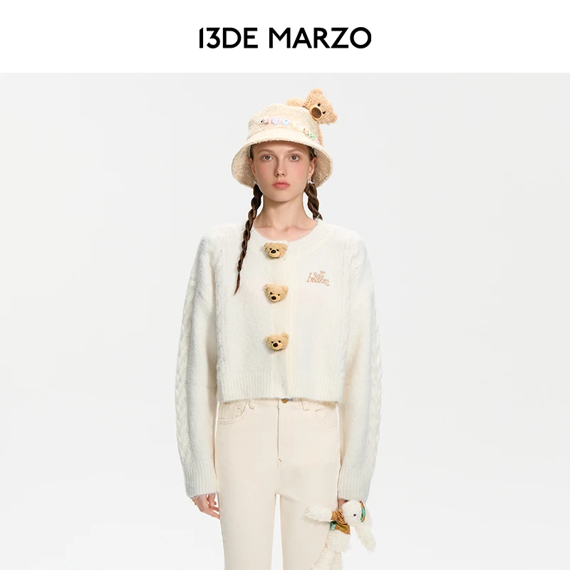 13DE MARZO玩偶纽扣气质毛衣圆领休闲短款开衫长袖针织衫专柜同款