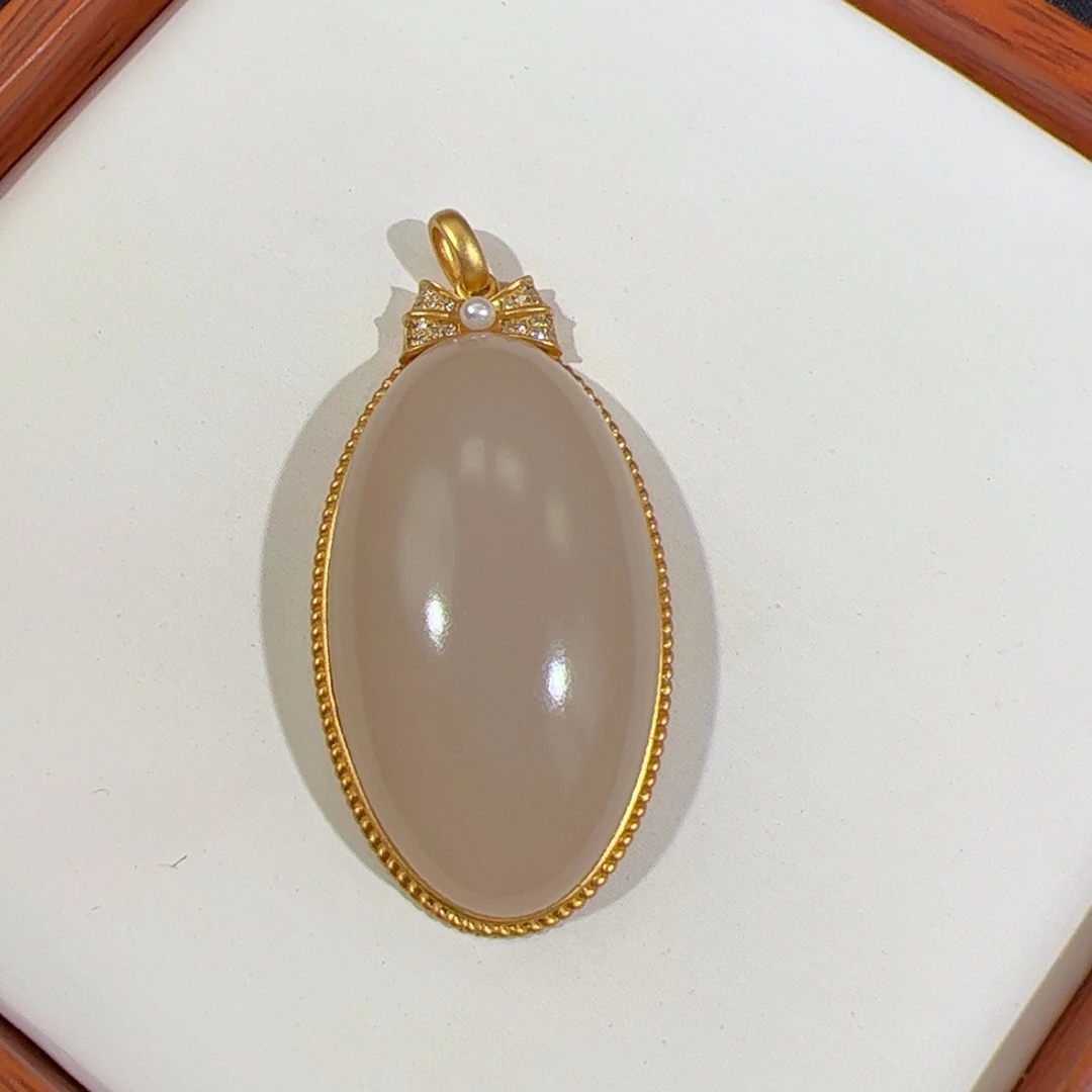 和田玉藕粉细料油膏蛋面在逃公主吊坠18K金镶嵌