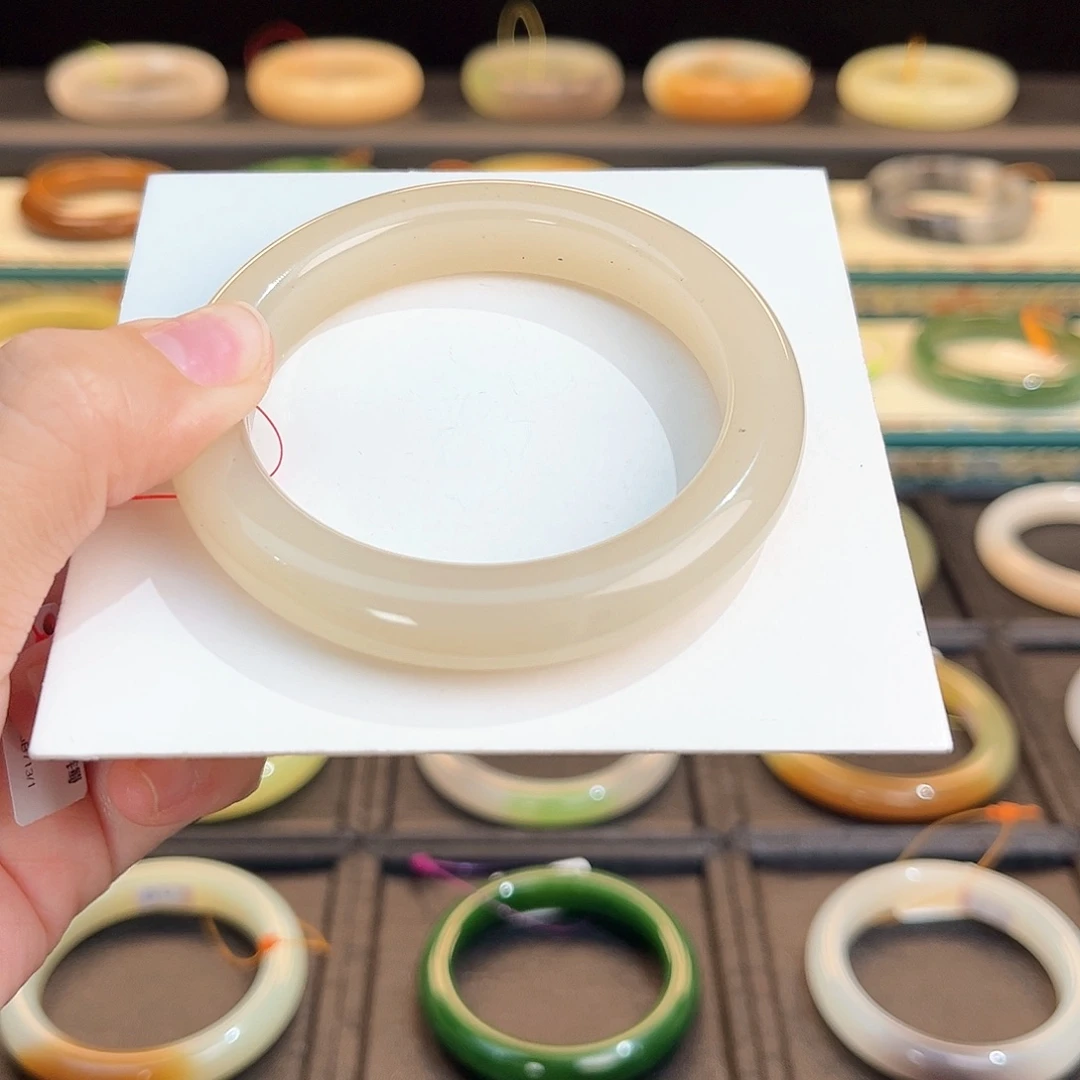 和田玉手镯未镶嵌浓粉