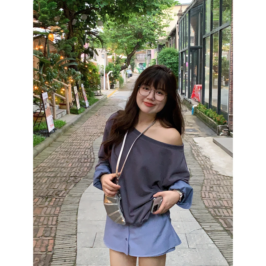 米米子“慵懒旋律”假两件拼接衬衫袖口灰蓝色斜肩卫衣宽松夏季显瘦